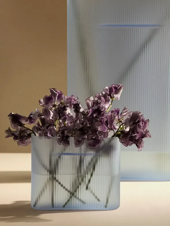 Ridge Vase, light blue frosted glass fra Muuto