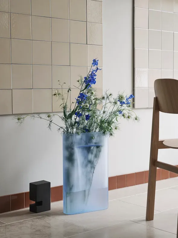 Ridge Vase, light blue frosted glass fra Muuto
