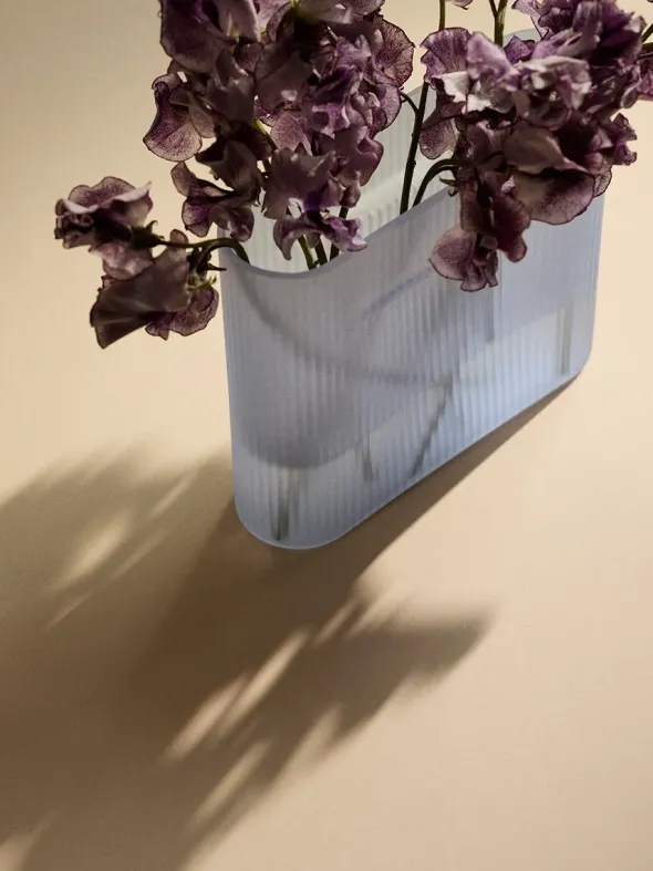 Ridge Vase, light blue frosted glass fra Muuto