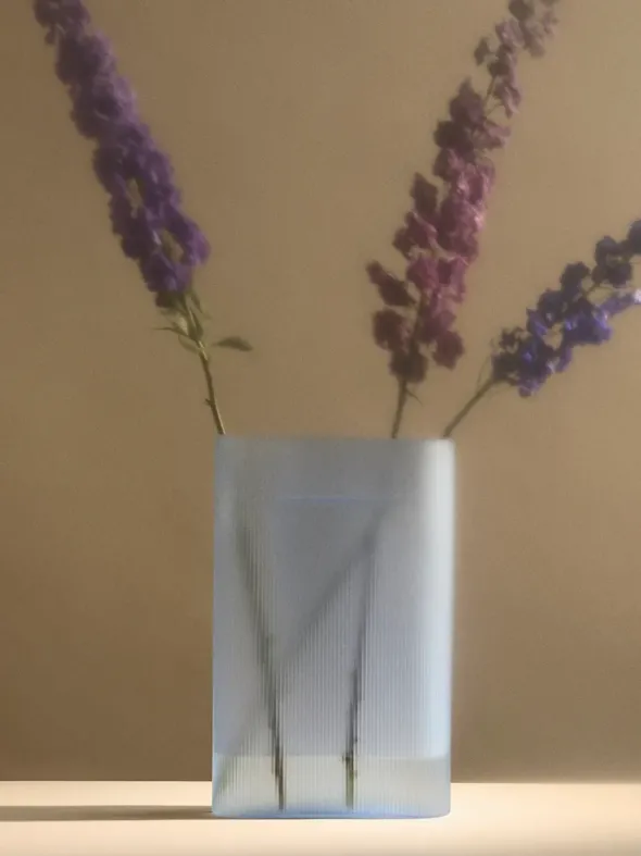 Ridge Vase, light blue frosted glass fra Muuto
