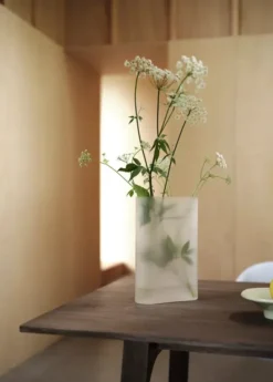 Ridge Vase, white frosted glass fra Muuto