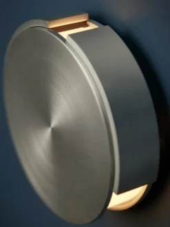 Rotate Wall Lamp fra Frandsen