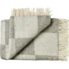 Ærø Plaid, soft nordic grey fra Silkeborg Uldspinderi