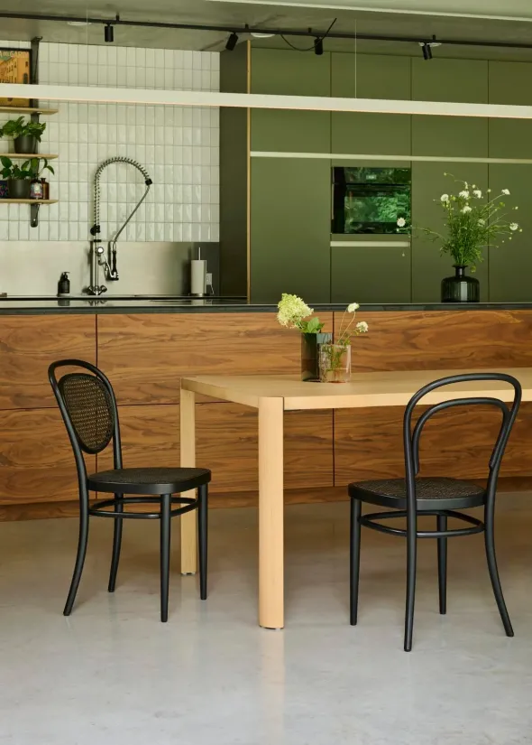215 R Spisebordsstol, sort ask fra Thonet