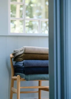 Season Plaid, dark nordic grey fra Silkeborg Uldspinderi