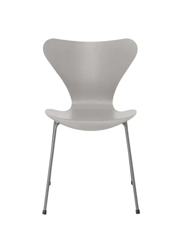 3107 Serie 7 stol i farvet ask af Arne Jacobsen