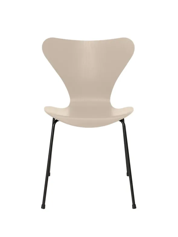 3107 Serie 7 stol i farvet ask af Arne Jacobsen