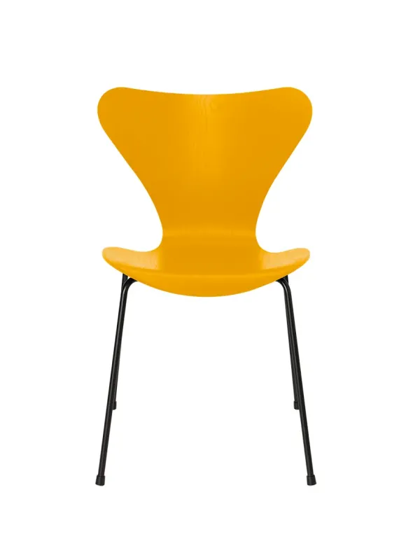 3107 Serie 7 stol i farvet ask af Arne Jacobsen