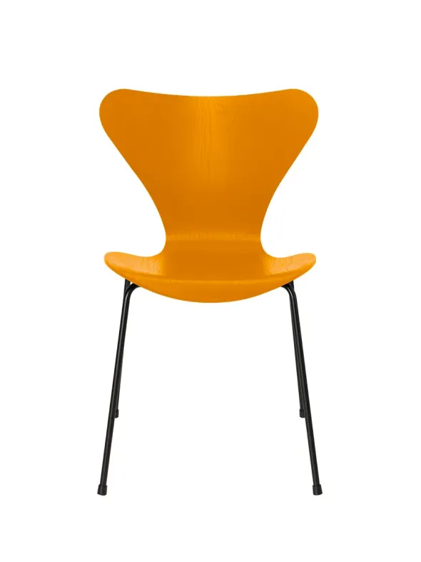 3107 Serie 7 stol i farvet ask af Arne Jacobsen