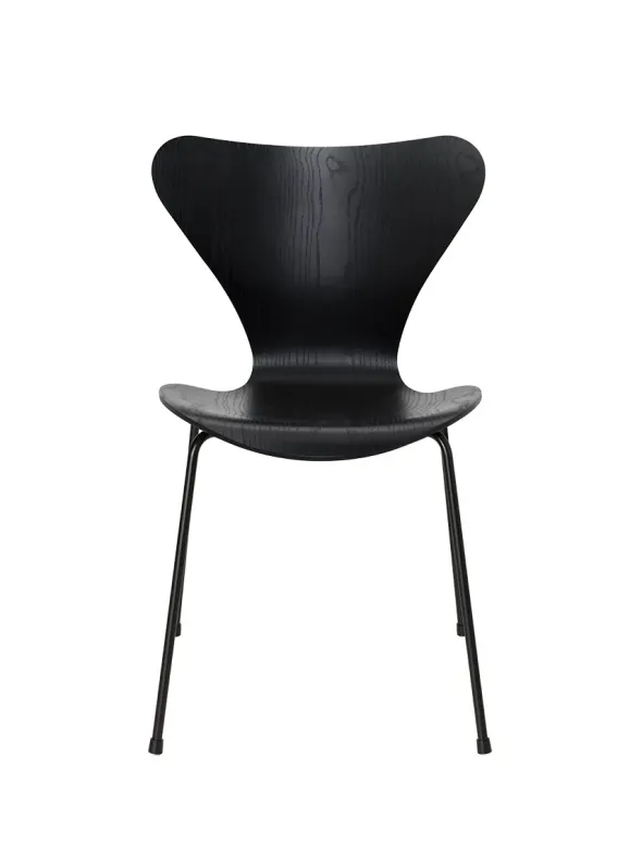 3107 Serie 7 stol i farvet ask af Arne Jacobsen
