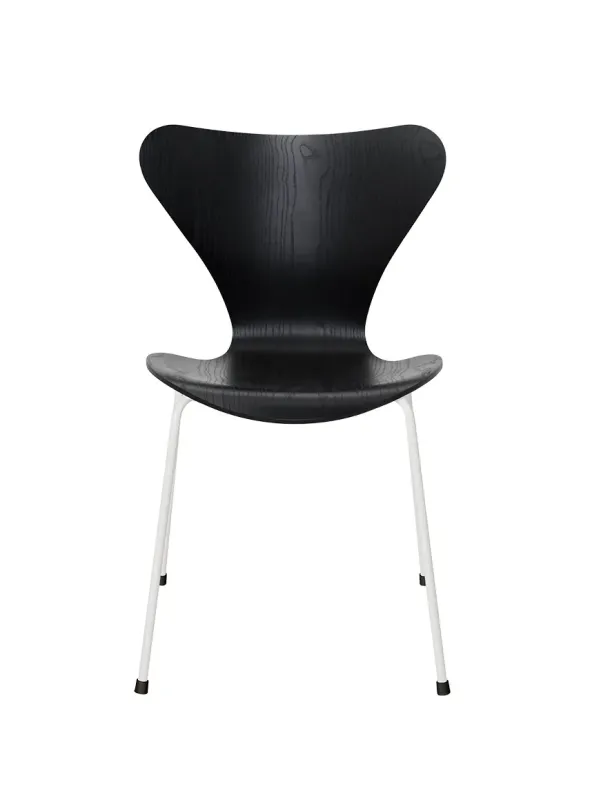 3107 Serie 7 stol i farvet ask af Arne Jacobsen