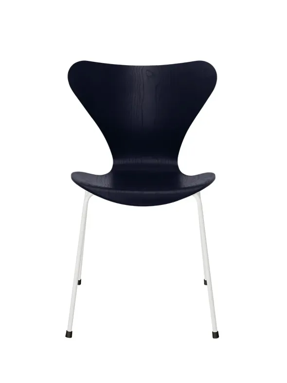 3107 Serie 7 stol i farvet ask af Arne Jacobsen