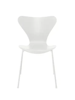 3107 Serie 7 stol i farvet ask af Arne Jacobsen