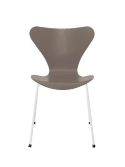 3107 Serie 7 stol i farvet ask af Arne Jacobsen
