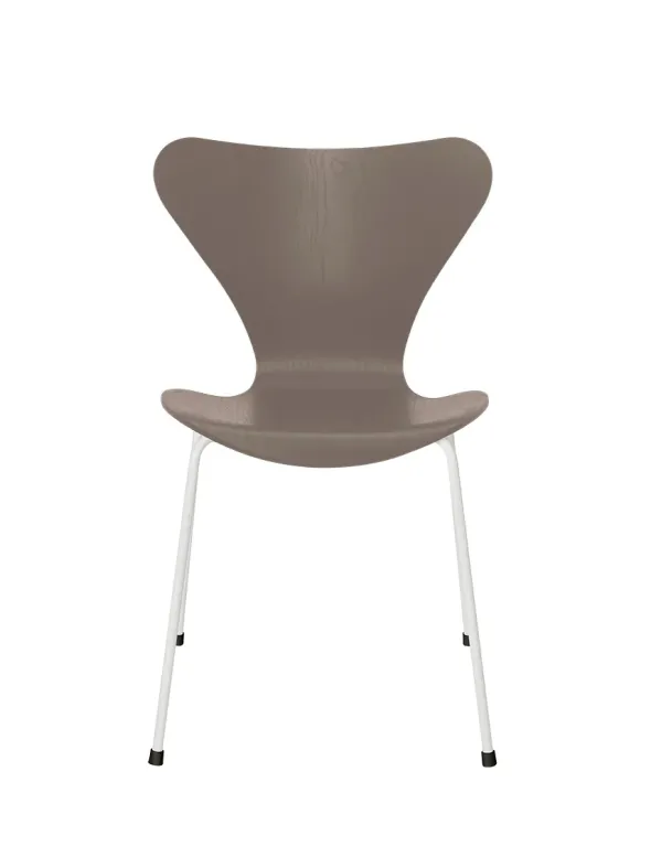 3107 Serie 7 stol i farvet ask af Arne Jacobsen