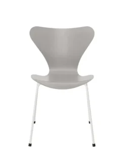 3107 Serie 7 stol i farvet ask af Arne Jacobsen