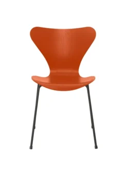 3107 Serie 7 stol i farvet ask af Arne Jacobsen