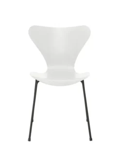 3107 Serie 7 stol i farvet ask af Arne Jacobsen