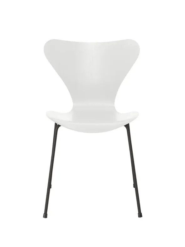3107 Serie 7 stol i farvet ask af Arne Jacobsen