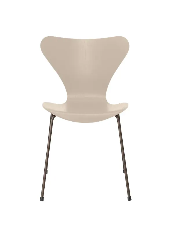 3107 Serie 7 stol i farvet ask af Arne Jacobsen