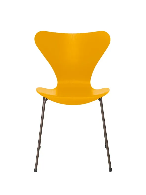 3107 Serie 7 stol i farvet ask af Arne Jacobsen