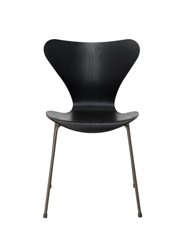 3107 Serie 7 stol i farvet ask af Arne Jacobsen