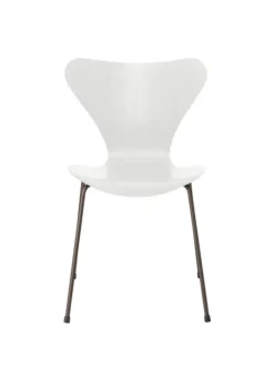 3107 Serie 7 stol i farvet ask af Arne Jacobsen