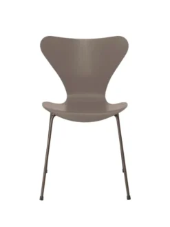 3107 Serie 7 stol i farvet ask af Arne Jacobsen