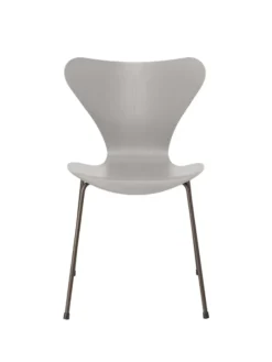 3107 Serie 7 stol i farvet ask af Arne Jacobsen