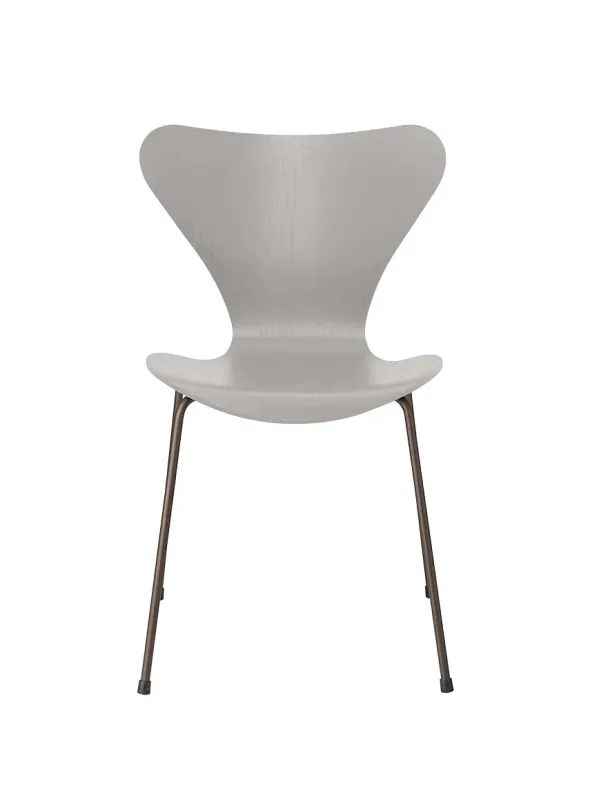 3107 Serie 7 stol i farvet ask af Arne Jacobsen