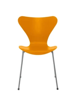 3107 Serie 7 stol i farvet ask af Arne Jacobsen