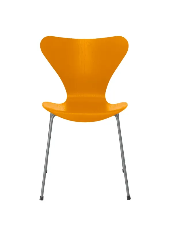 3107 Serie 7 stol i farvet ask af Arne Jacobsen