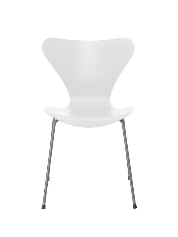 3107 Serie 7 stol i farvet ask af Arne Jacobsen