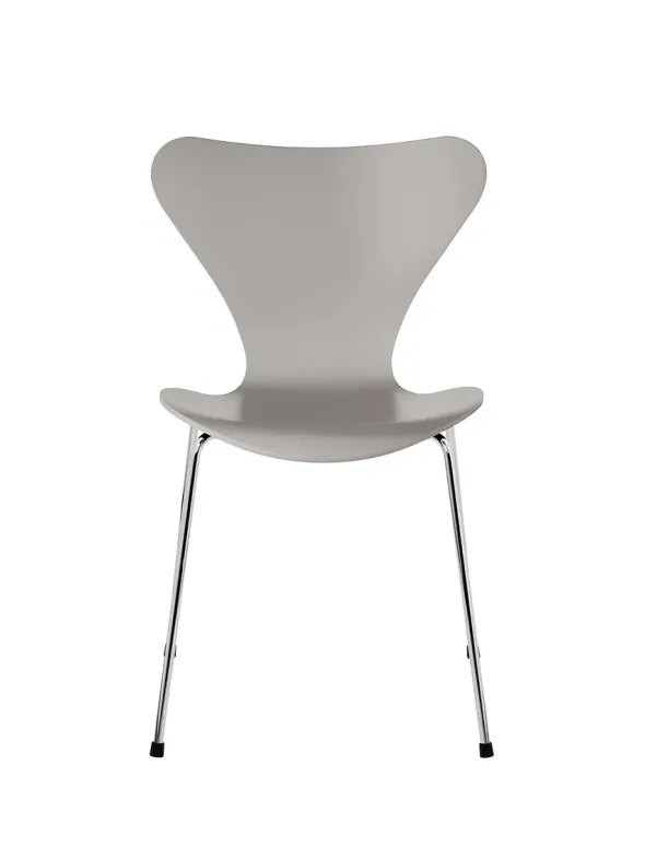 3107 Serie 7 stol lakeret af Arne Jacobsen