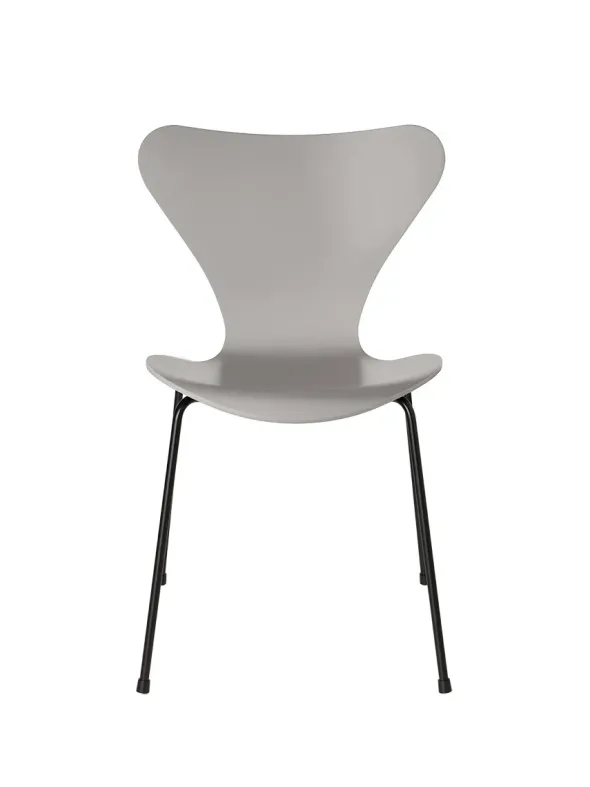 3107 Serie 7 stol lakeret af Arne Jacobsen