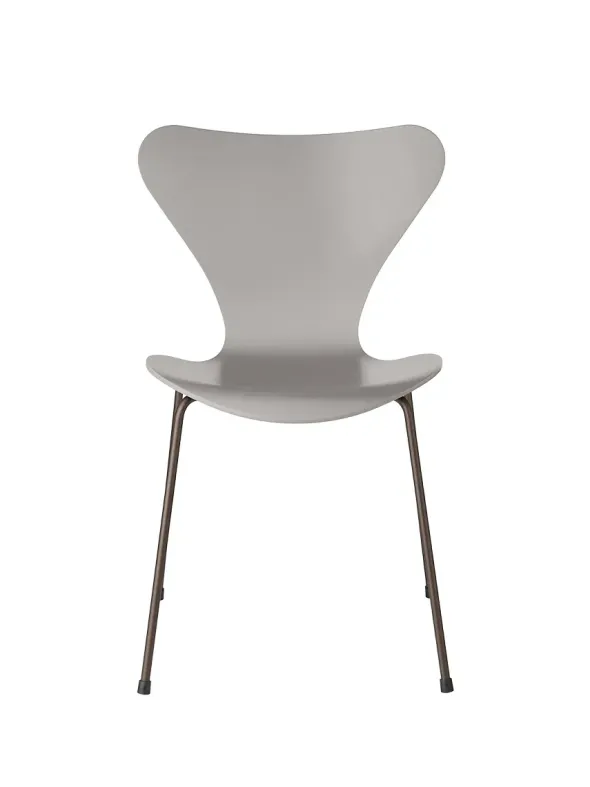 3107 Serie 7 stol lakeret af Arne Jacobsen