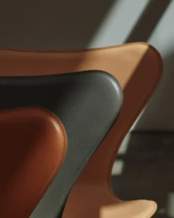 3107 Serie 7 stol, Tailored af Arne Jacobsen