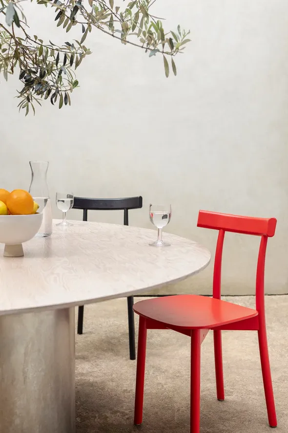 Skinny wooden chair, ash/red fra Nine