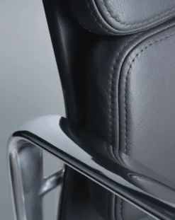 Soft Pad Chair EA 217 Kontorstol, sort læder/krom stel fra Vitra