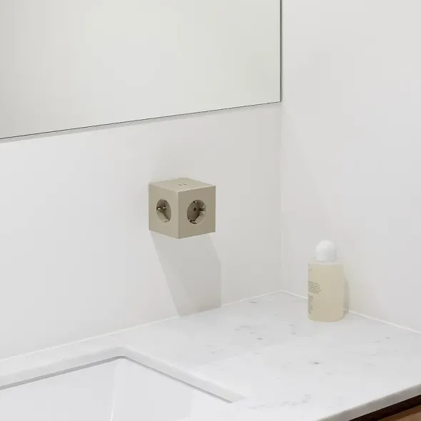 Square 2 Stikdåse med USB, beige fra Avolt