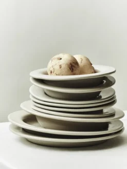 S.R. Small Shallow Bowl fra Louise Roe