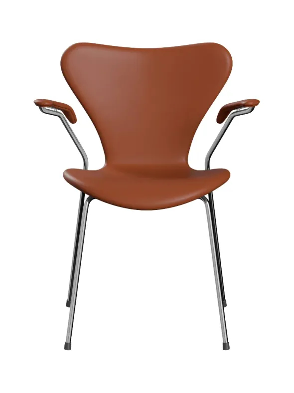 3207 stol m/armlæn, fuldpolstret Soft læder cognac/krom stel af Arne Jacobsen