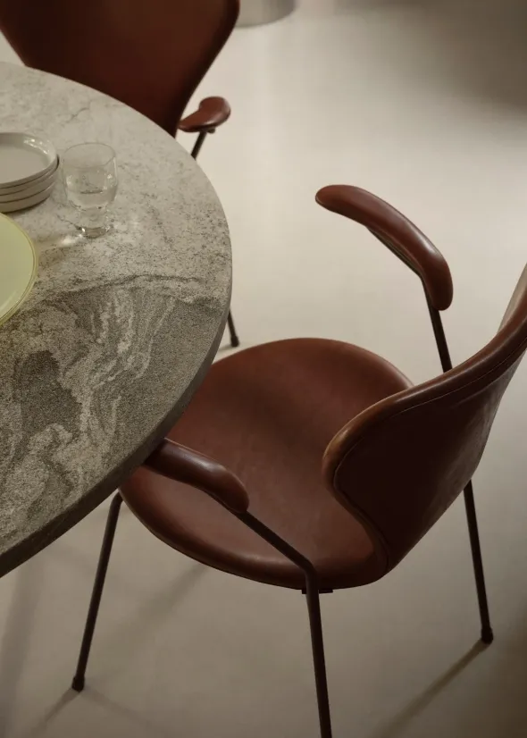 3207 stol m/armlæn, fuldpolstret Soft læder cognac/krom stel af Arne Jacobsen