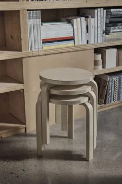 Stool E60, lakeret birk fra Artek