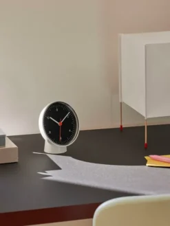 Table Clock fra Hay