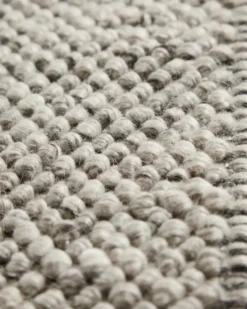 Tact Rug, dark grey fra Woud