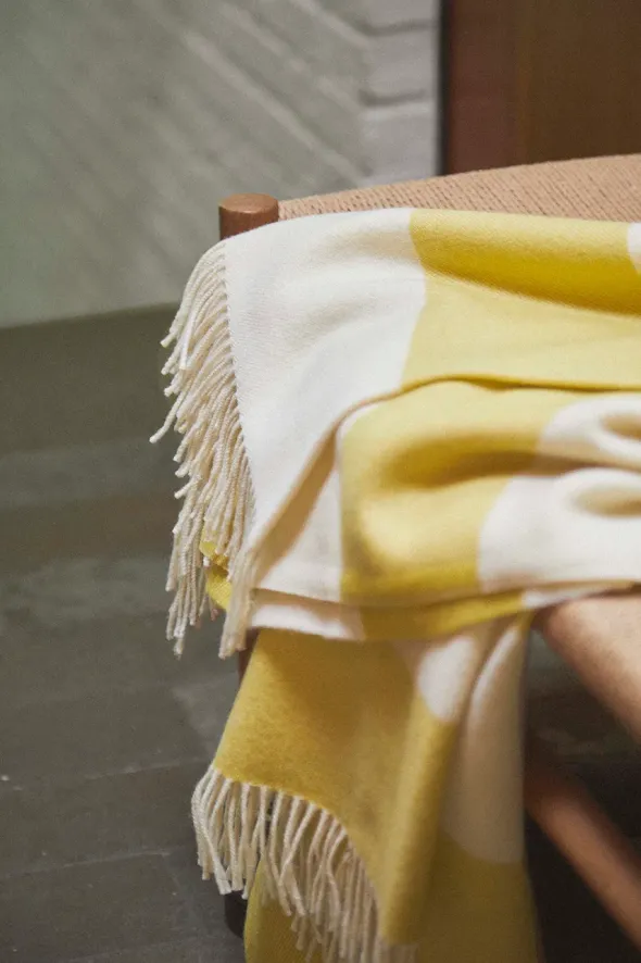 The Sweater Plaid, golden yellow fra Silkeborg Uldspinderi