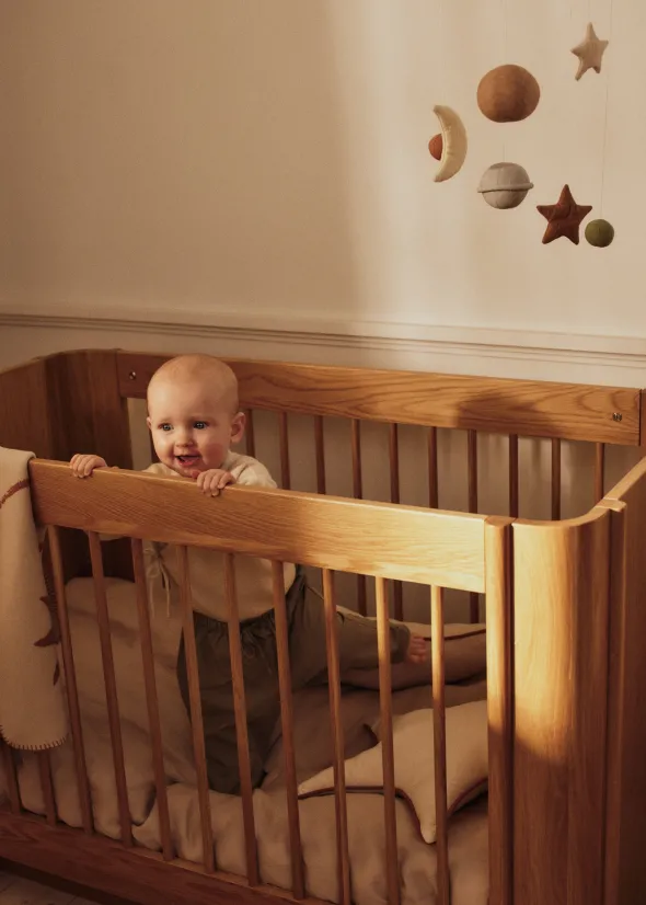 Tilu Baby Cot tremmeseng, olieret eg fra Ferm Living