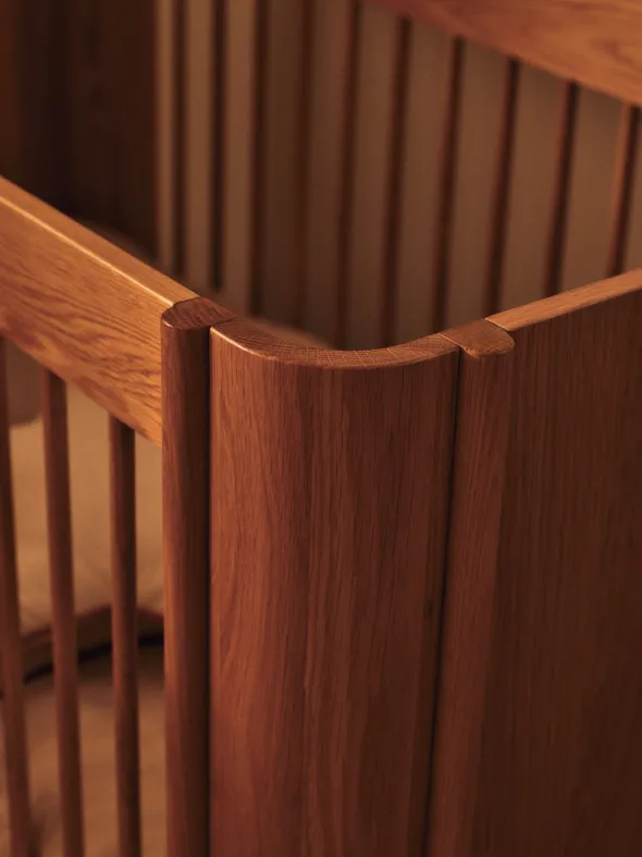 Tilu Baby Cot tremmeseng, olieret eg fra Ferm Living