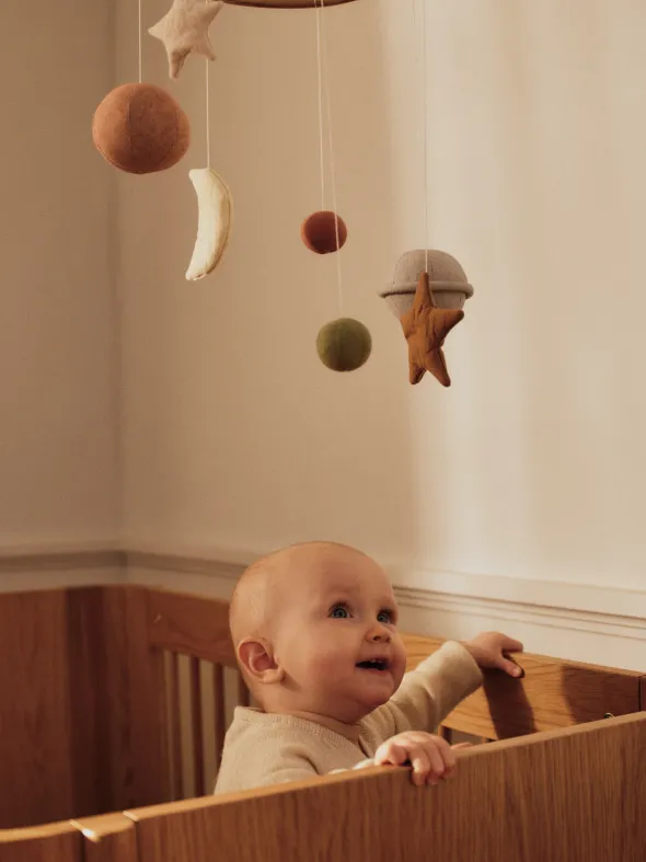 Tilu Baby Cot tremmeseng, olieret eg fra Ferm Living